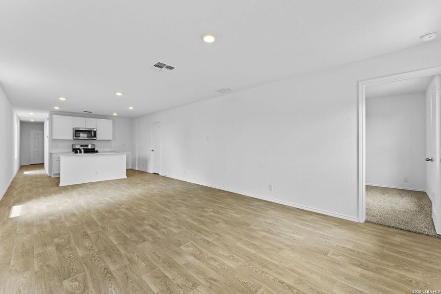 Spacious, unfurnished interior of a new home in Blue Ridge Ranch, San Antonio (Image 18).