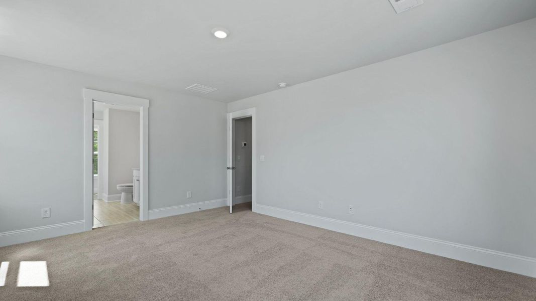 Spacious, unfurnished interior of a new home in Sheep Island, Summerville (Image 19).