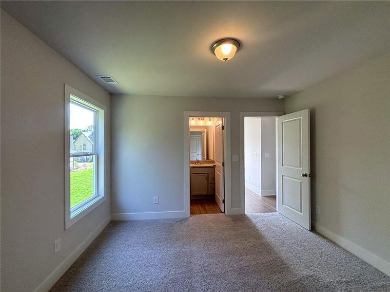 Spacious, unfurnished interior of a new home in , Gainesville (Image 13).