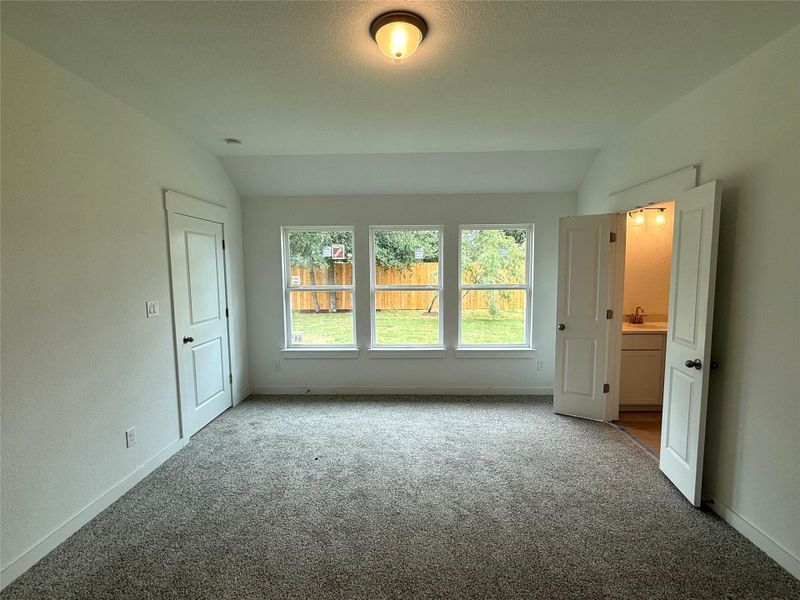 Spacious, unfurnished interior of a new home in Creeks Crossing, Elgin (Image 5).