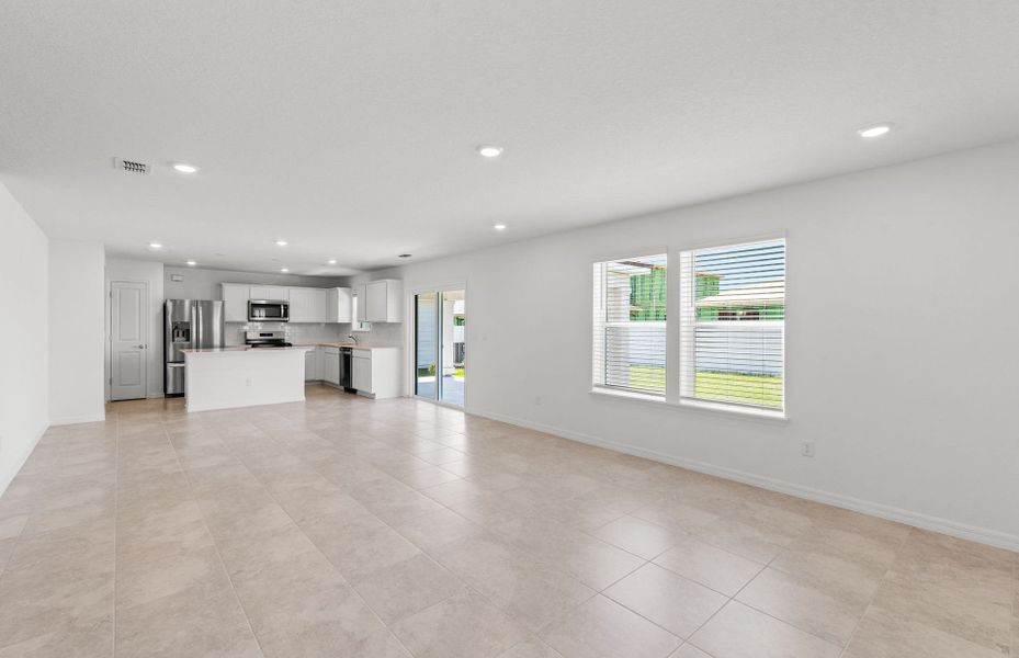 Spacious, unfurnished interior of a new home in Wells Landing, Jacksonville (Image 13).