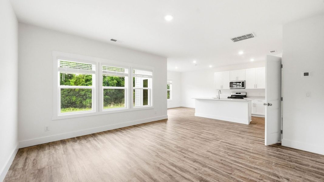 Spacious, unfurnished interior of a new home in Fieldcrest Acres, Blountville (Image 14).