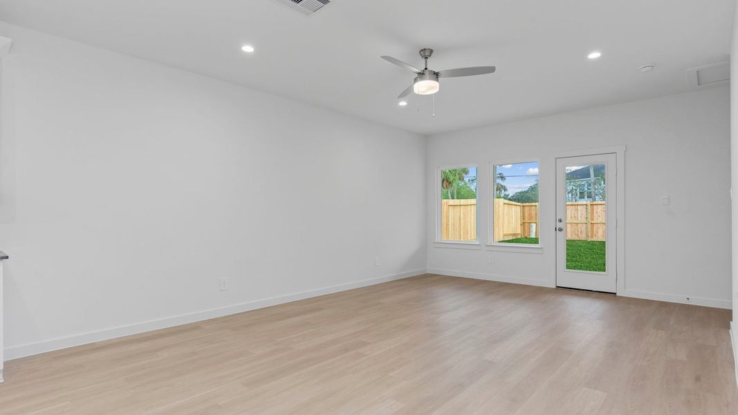 Spacious, unfurnished interior of a new home in Holly Ridge, Rosenberg (Image 18).