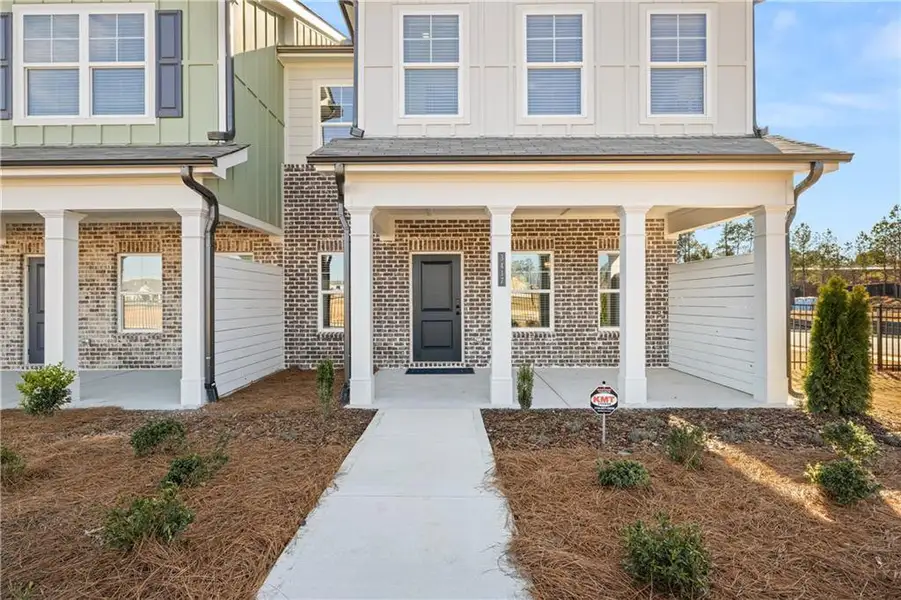 Exterior details and patio area of a home in Lake Carlton, Loganville (Image 3).