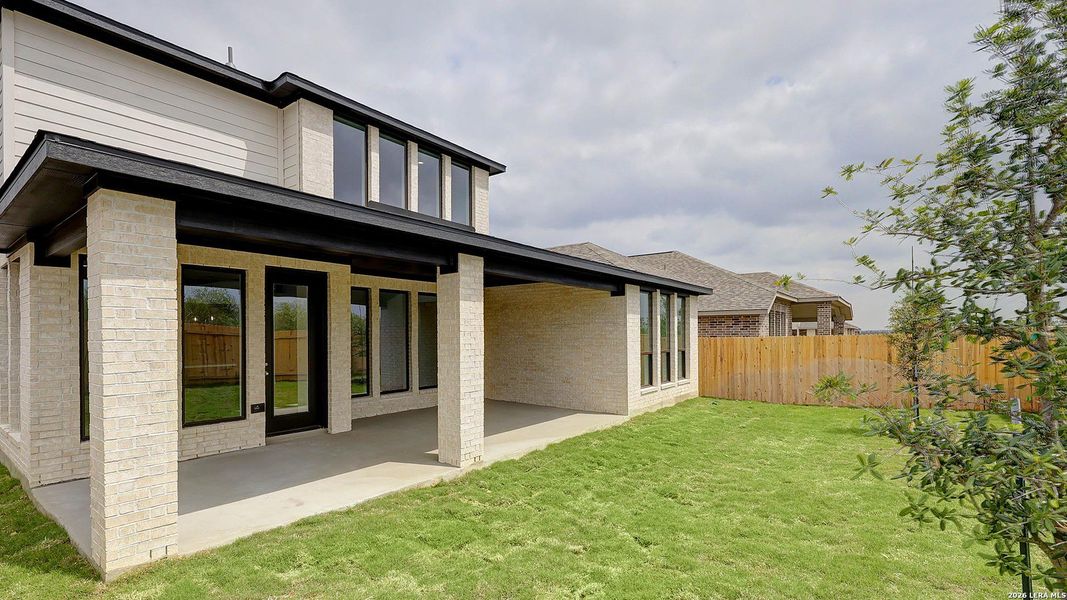Exterior details and patio area of a home in Haby Hill, San Antonio (Image 3).