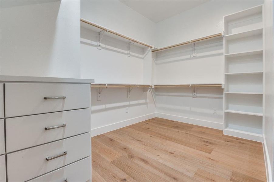 Furnished interior view inside a new home in , Grapevine (Image 10).