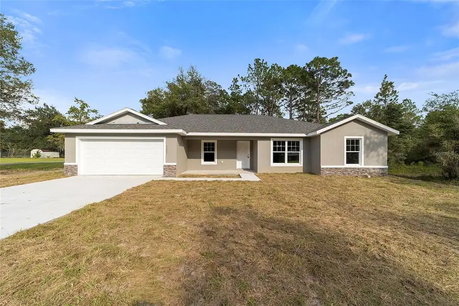 Exterior details and patio area of a home in , Dunnellon (Image 16).