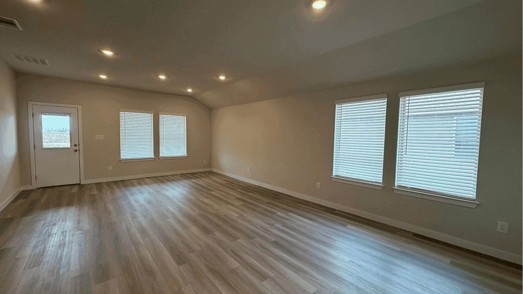 Spacious, unfurnished interior of a new home in Royal Oak South, Corpus Christi (Image 6).