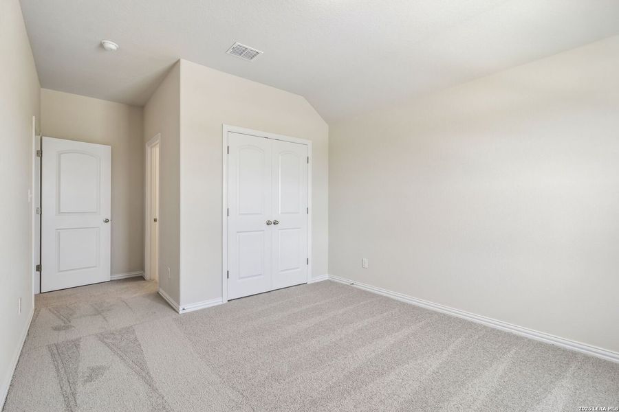 Spacious, unfurnished interior of a new home in Stream Waters, Seguin (Image 21).