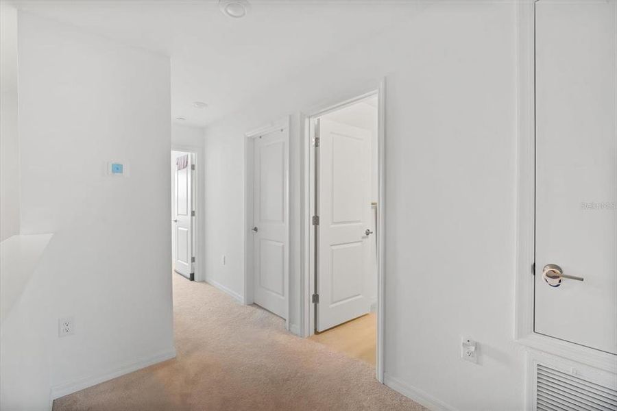 Spacious, unfurnished interior of a new home in , Sarasota (Image 19).