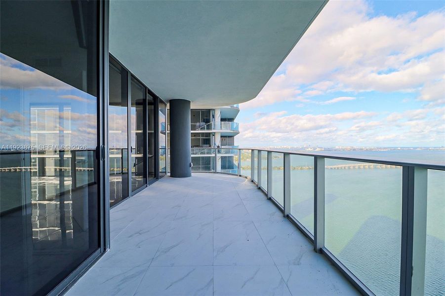 Condo located in Miami, FL showcasing its design and architecture (Image 5).