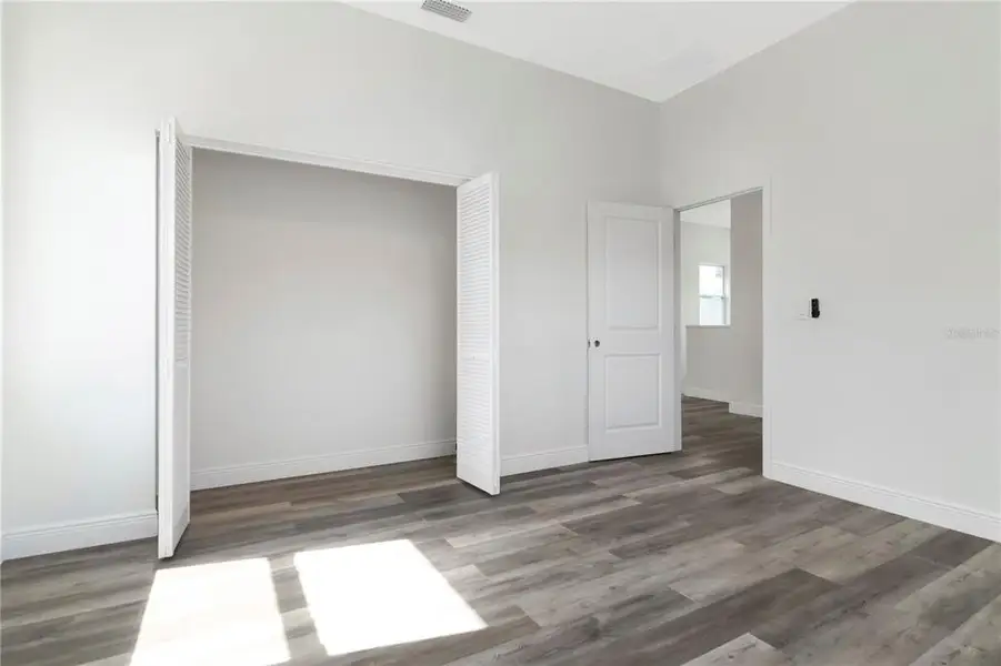 Spacious, unfurnished interior of a new home in , Tampa (Image 24).