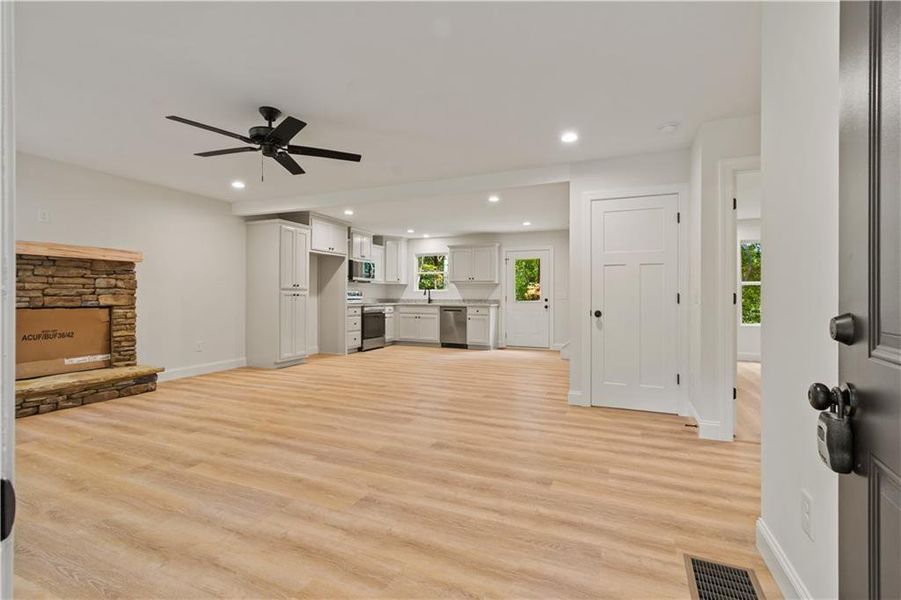 Spacious, unfurnished interior of a new home in , Dahlonega (Image 17).