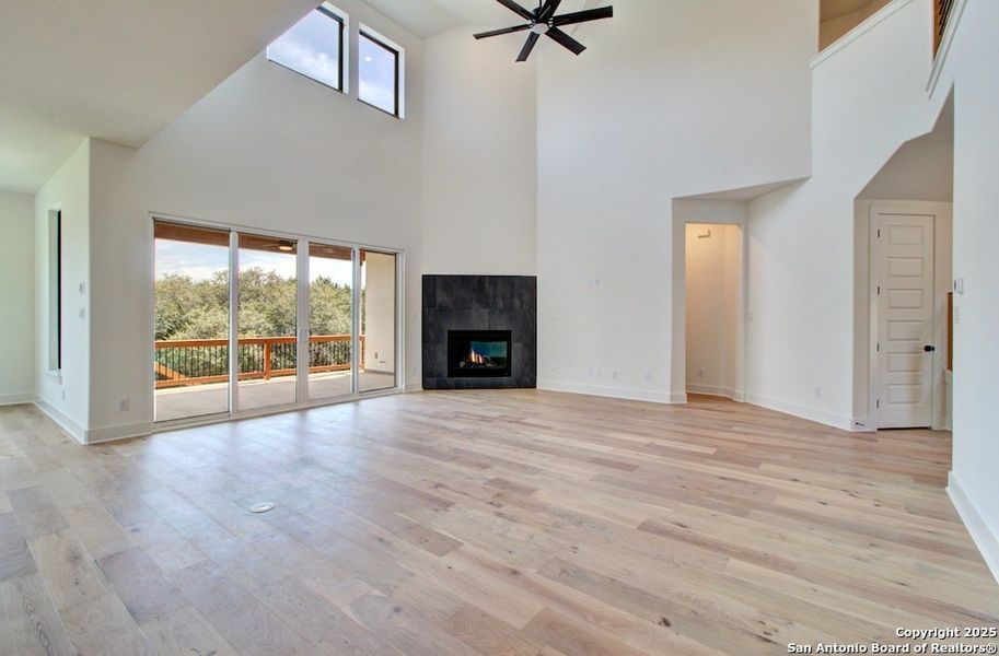 Spacious, unfurnished interior of a new home in Verandas at the Rim, San Antonio (Image 21).