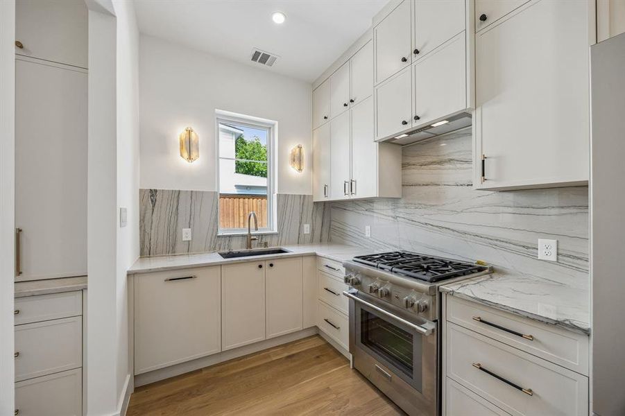 Furnished interior view inside a new home in , Dallas (Image 6).