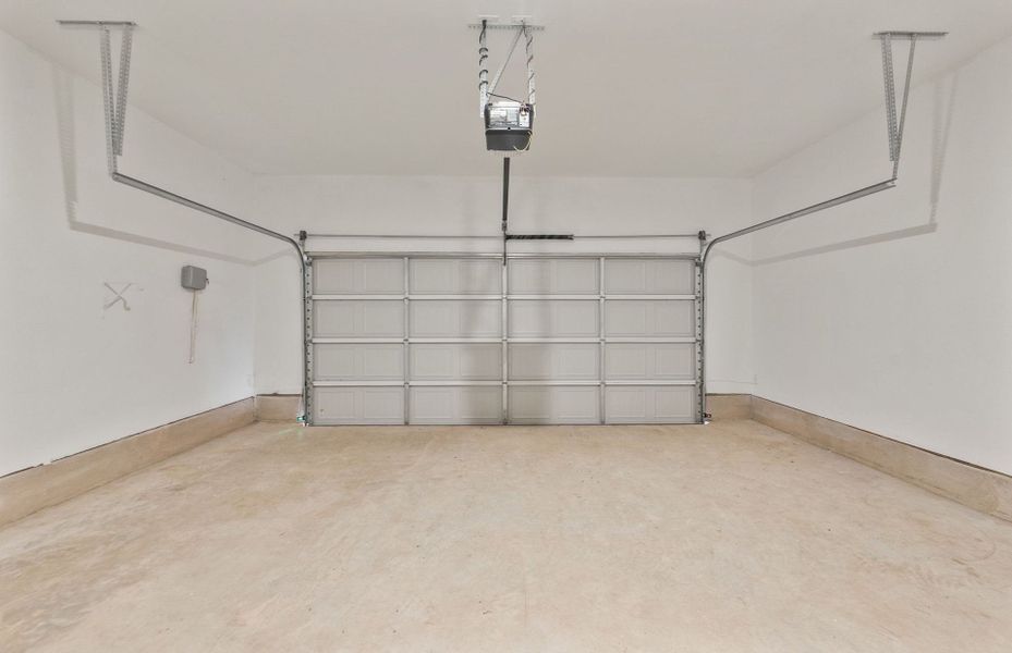 Spacious, unfurnished interior of a new home in Wolf Ranch, Georgetown (Image 31).