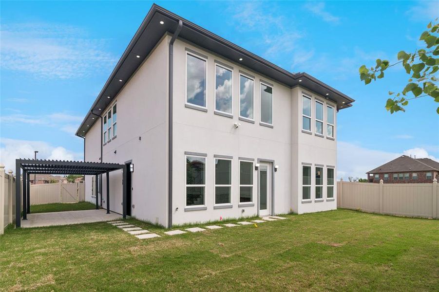 Exterior details and patio area of a home in , Irving (Image 25).