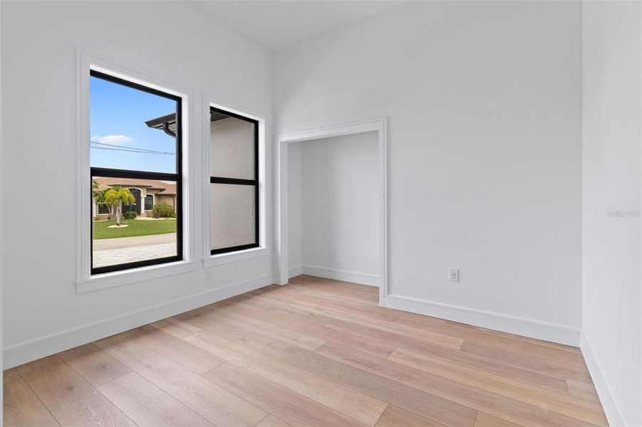Spacious, unfurnished interior of a new home in , Port Charlotte (Image 15).