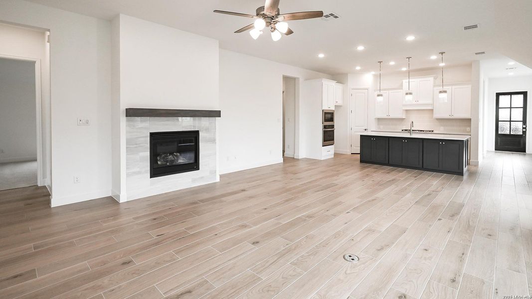 Spacious, unfurnished interior of a new home in Mayfair, New Braunfels (Image 20).