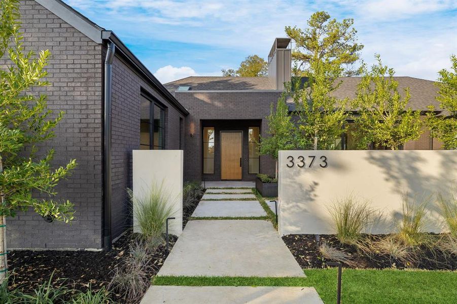 Exterior details and patio area of a home in , Farmers Branch (Image 24).