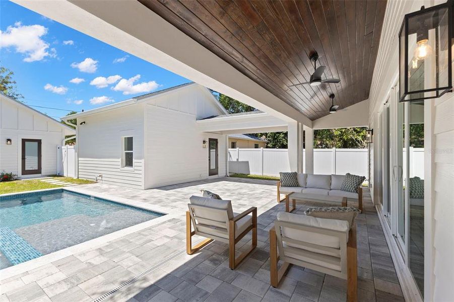 Exterior details and patio area of a home in , St. Petersburg (Image 33).