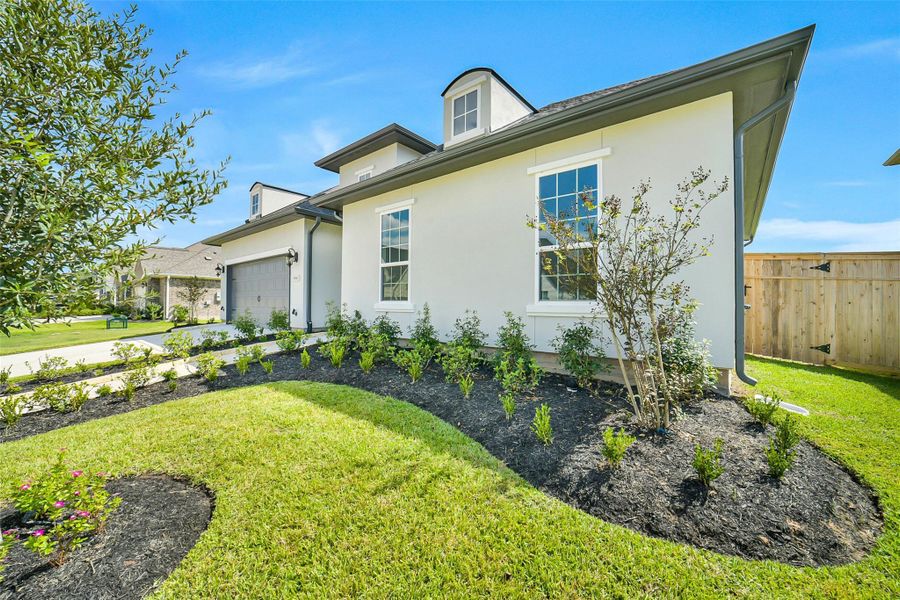 Exterior details and patio area of a home in Sienna 65', Missouri City (Image 3).