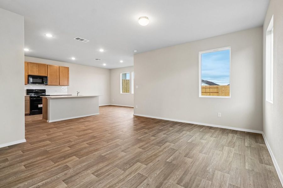 Spacious, unfurnished interior of a new home in Edgebrooke, Pflugerville (Image 12).
