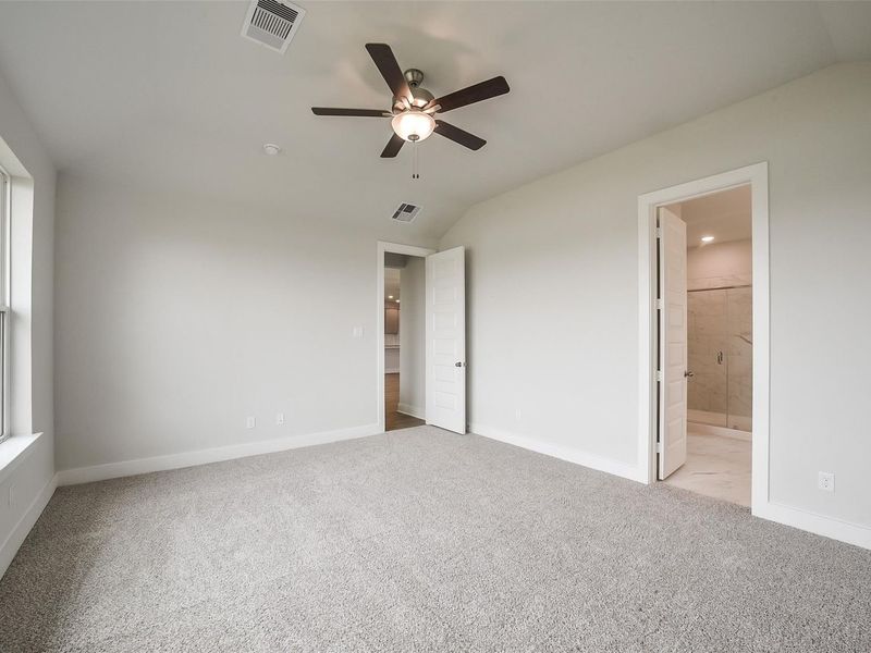 Spacious, unfurnished interior of a new home in Sierra Vista, Rosharon (Image 30).