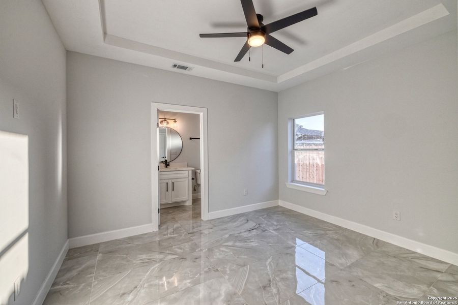 Spacious, unfurnished interior of a new home in , Uvalde (Image 17).