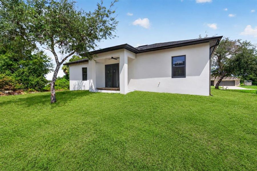 Exterior details and patio area of a home in , Port Charlotte (Image 4).