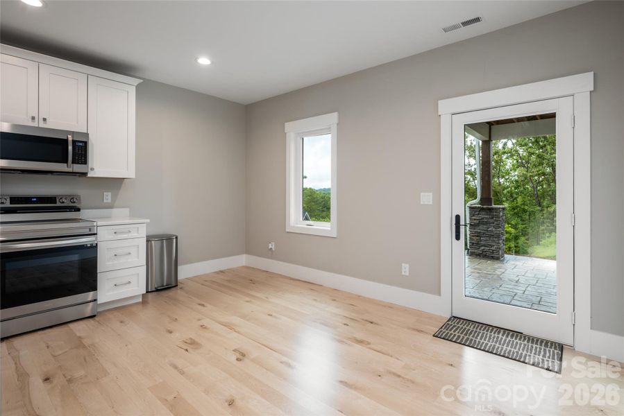 Spacious, unfurnished interior of a new home in , Alexander (Image 21).