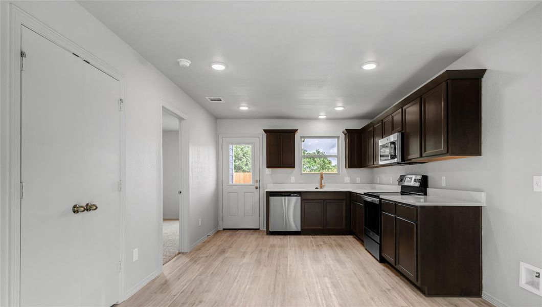 **Photos are sample photos of similar plan. Colors and features might vary** **Photos are sample photos of similar plan. Colors and features might vary**