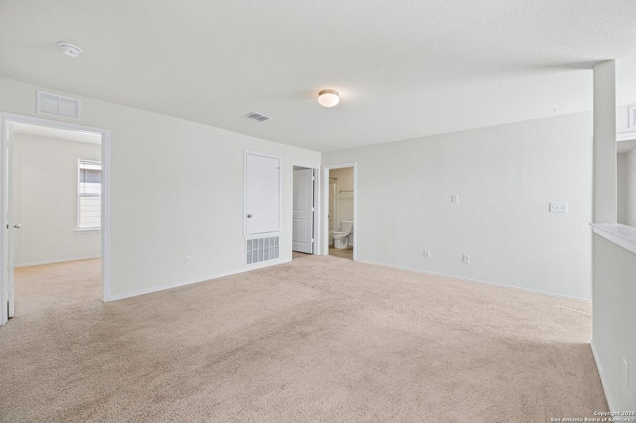 Spacious, unfurnished interior of a new home in Cinco Lakes, San Antonio (Image 38). Spacious, unfurnished interior of a new home in Cinco Lakes, San Antonio (Image 38).