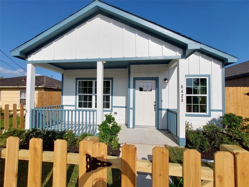 Exterior details and patio area of a home in , Houston (Image 15).