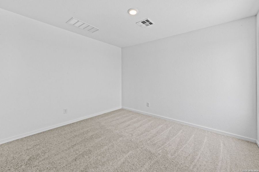 Spacious, unfurnished interior of a new home in Spring Grove, St. Hedwig (Image 20).