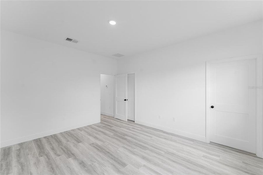 Spacious, unfurnished interior of a new home in , Ocala (Image 19).