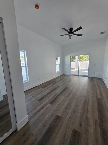 Spacious, unfurnished interior of a new home in , Seminole (Image 27).