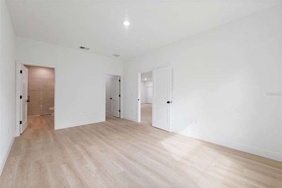 Spacious, unfurnished interior of a new home in , Ocala (Image 13).