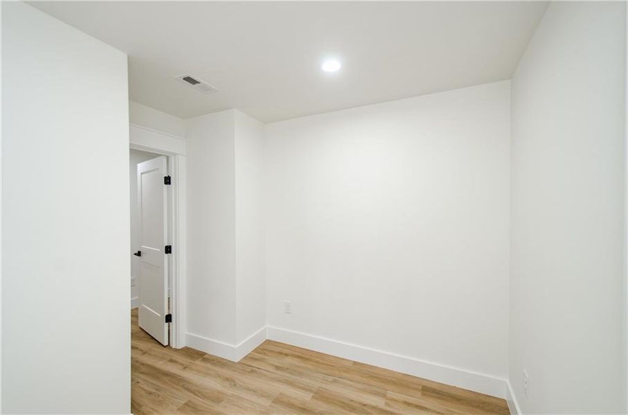 Spacious, unfurnished interior of a new home in , Gainesville (Image 22).