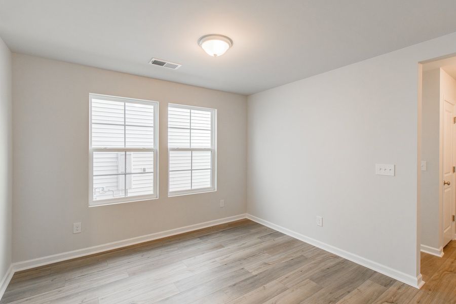 Spacious, unfurnished interior of a new home in Winston Point, Gilbert (Image 11).