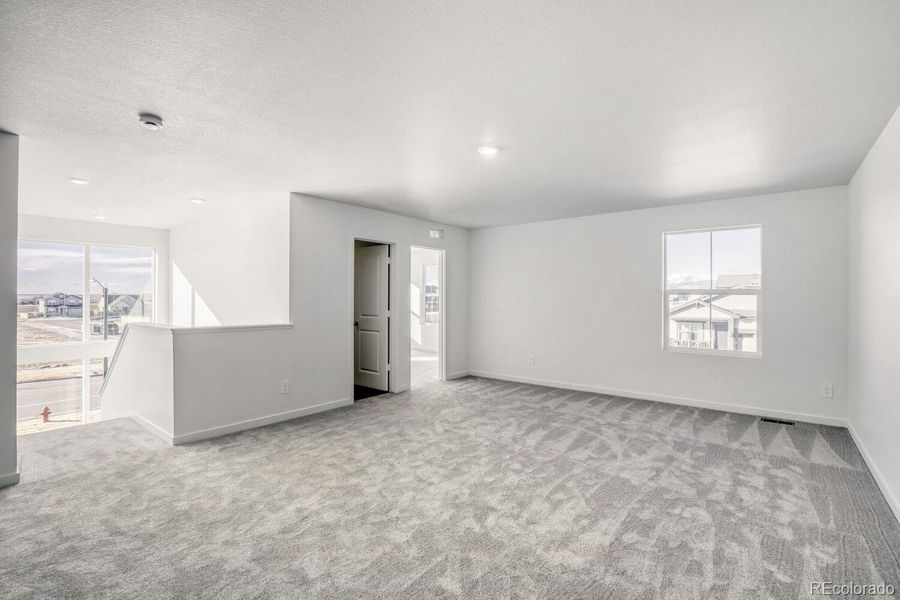 Spacious, unfurnished interior of a new home in Ledge Rock, Johnstown (Image 13).