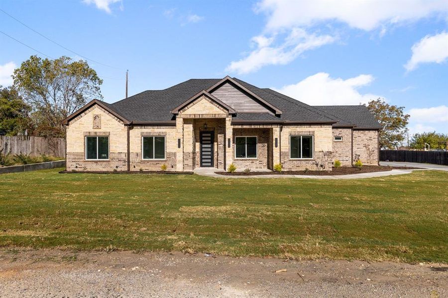 View of front facade featuring a front lawn