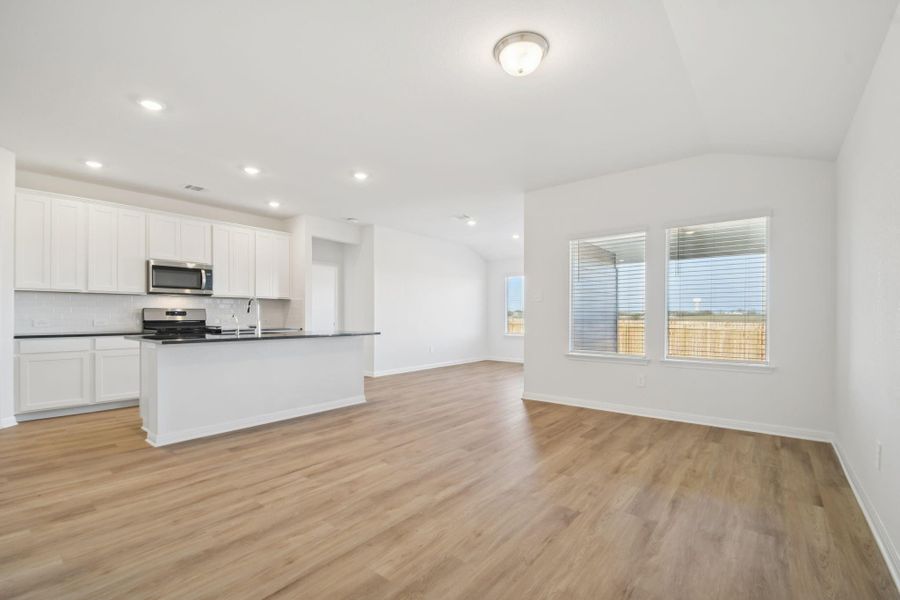 Spacious, unfurnished interior of a new home in , Conroe (Image 10).