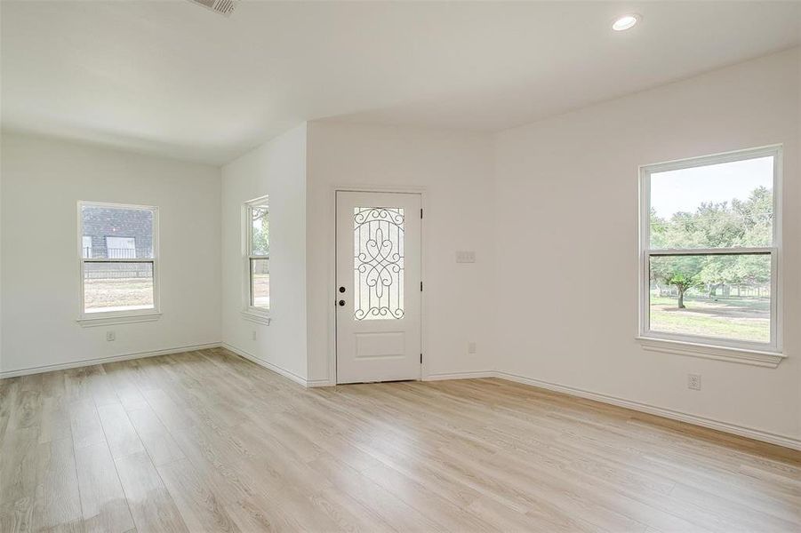 Spacious, unfurnished interior of a new home in , Granbury (Image 17).