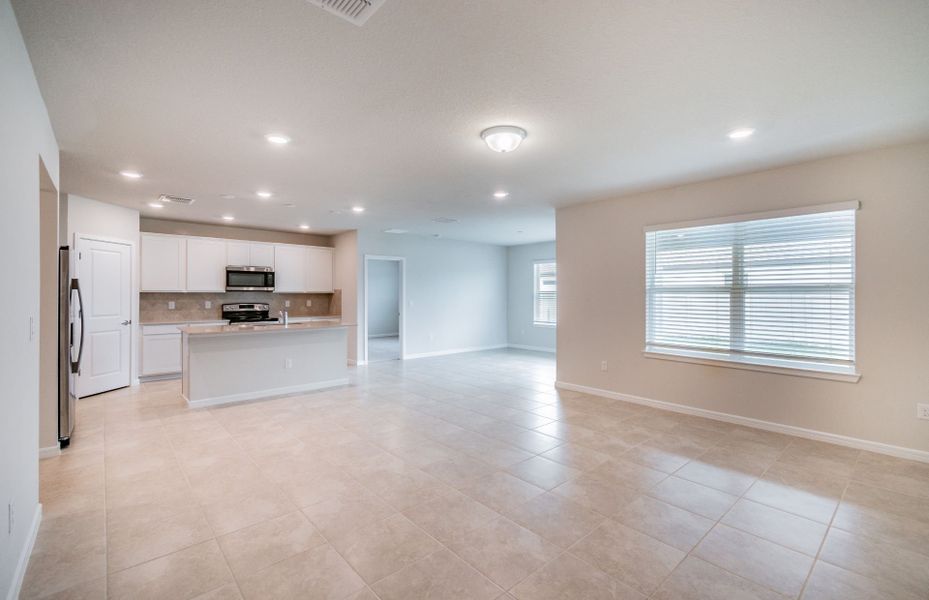 Spacious, unfurnished interior of a new home in Oakfield Lakes, Parrish (Image 9).