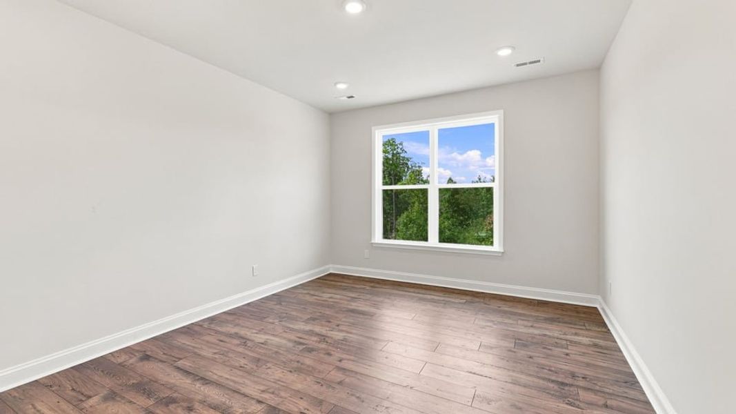 Spacious, unfurnished interior of a new home in Shadowood, Seneca (Image 31).