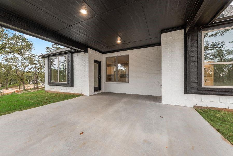 Exterior details and patio area of a home in , Boyd (Image 3).