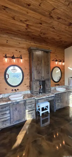 Community amenities in , Leakey (Image 45).