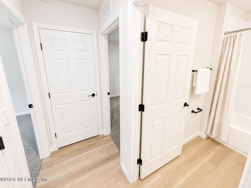 Spacious, unfurnished interior of a new home in , Jacksonville (Image 24).