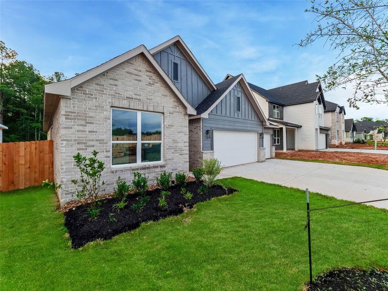Front exterior of a new home in Silverthorne, Conroe, TX, highlighting curb appeal (Image 13). Front exterior of a new home in Silverthorne, Conroe, TX, highlighting curb appeal (Image 13).